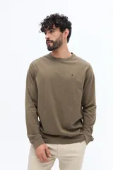 Remera de manga larga con escote redondo, corte regular y logo bordado en el pecho.