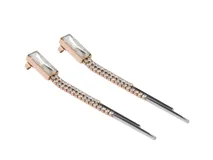 Par de aros colgantes largos de acero antialérgico italiano color oro rosa, con cristales y terminación en barras plateadas.