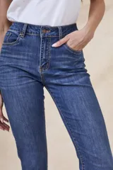 Pantalón de jean azul de corte recto, tiro alto y largo hasta el tobillo.