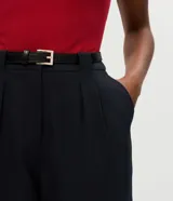 Pantalón de corte recto confeccionado en crepé, con pliegues frontales, trabillas y cinturón incluido. Presenta un diseño clásico y versátil con bolsillos laterales.