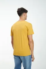 Remera de manga corta color coral con estampado en el pecho con la palabra "LEAP" en verde y un diseño de olas.