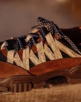 Championes urbanos de diseño robusto, confeccionados en una combinación de gamuza y paneles de mesh, con suela de plataforma dentada y cordones al tono.