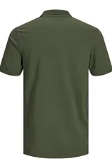 Chomba verde militar de piqué, corte slim fit, con cuello clásico, cierre de dos botones y logo bordado en el pecho.