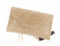 Bolso de fiesta tipo sobre, color dorado, bordado con strass y mostacillas. Incluye asa de cadena larga desmontable para usar como bandolera o al hombro.