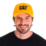 Gorra tipo baseball color amarillo con el logo de Caterpillar bordado en negro en la parte frontal. Cuenta con visera curvada y cierre metálico ajustable en la parte trasera.
