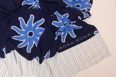 Pareo de viscosa con diseño a rayas verticales en tonos azul marino, azul claro, celeste, verde lima y blanco.