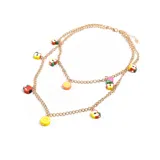 Collar doble dorado con dijes de frutas de colores.