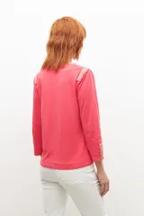 Remera fucsia de manga 3/4 con escote en V y bordado en los hombros.