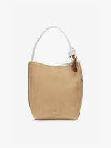 Bolso bombonera de cuero color beige con detalles blancos y dorados.