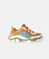 Zapatillas deportivas de cuero color marrón claro con detalles en blanco, azul, naranja y verde.