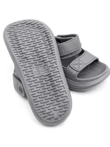 Sandalias de goma color gris claro, con doble tira ajustable con velcro y tira trasera desmontable.