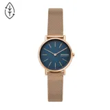 Reloj Skagen con caja redonda de acero color oro rosa, dial azul y malla milanesa dorada.