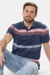 Remera polo de piqué con rayas horizontales en azul marino, rosa, bordó y azul claro. Tiene cuello y solapa con dos botones, manga corta y un pequeño logo bordado en el pecho.