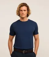 Remera masculina azul marino, de manga corta y cuello redondo, confeccionada en modal con un corte holgado para mayor comodidad.
