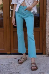 Pantalón jean de tiro medio/alto color celeste, de corte recto y terminación desflecada.