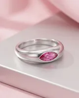 Anillo de plata con diseño abombado y piedra natural de rubí en talla marquesa engastada en el centro.