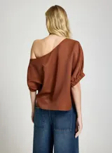 Blusa de satén color marrón, con diseño de un solo hombro y mangas cortas con puños fruncidos.