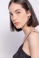 Top verde con estampado de hojas, breteles finos y escote en V.