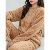 Conjunto de pijama de dos piezas confeccionado en plush suave con textura de ochos. Incluye una remera de manga larga con cuello redondo y un pantalón de corte recto con cintura elástica.