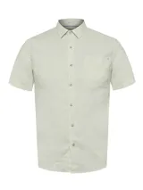 Camisa de manga corta confeccionada en lino orgánico, con cuello clásico, cierre frontal con botones y un bolsillo en el pecho con detalle bordado.