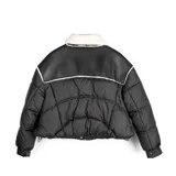 Campera puffer negra de corte regular y largo a la cintura. Presenta cuello alto con interior de pelo sintético en color crema, cierre frontal con botones a presión, bolsillos laterales con cierre y elástico ajustable en el ruedo.