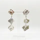 Aros colgantes con tres perlas barrocas blancas.
