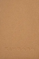Bolsa tipo tote de diseño minimalista en color beige, con estructura amplia, doble asa de hombro y logo de la marca grabado en la parte inferior frontal.