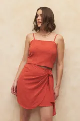 Top color ladrillo con textura, breteles finos y corte recto.