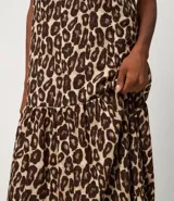 Vestido midi evasê sin mangas, con breteles finos, escote recto, lastex en la espalda y ruedo con recortes fruncidos. Estampado con animal print de leopardo.