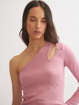 Top rosado de lycra con mezcla de algodón, asimétrico, con un hombro descubierto, manga larga y cut out en el hombro.