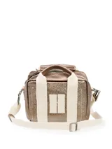 Bolso tipo bombonera de cuero color bronce con estampado de texto en negro, doble asa de mano de lona blanca y correa bandolera extraíble. Interior forrado con cuatro bolsillos y llavero con mosquetón.