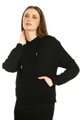 Conjunto de dos piezas en color negro, compuesto por un buzo con capucha y bolsillo frontal tipo canguro, y una falda midi de corte recto con tajo lateral.