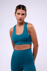 Top deportivo color azul petróleo, con breteles anchos y espalda deportiva.