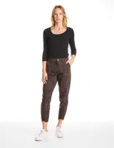 Pantalón de corte crop, color gris, con diseño de cinco bolsillos, cierre frontal con botón y ruedo irregular con terminación desflecada.