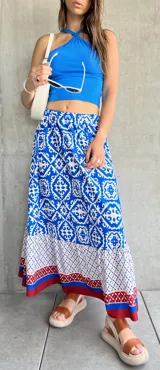 Falda larga de corte recto, con cintura elastizada y estampado de guardas geométricas en azul y blanco.