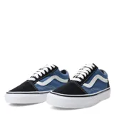 Championes Vans modelo Old Skool, con diseño clásico de caña baja. Presentan una combinación de paneles de lona azul y gamuza en color azul marino, con la icónica banda lateral blanca y suela de goma vulcanizada con patrón waffle.