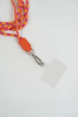 Correa para celular de cuerda trenzada en tonos naranja y fucsia, con detalle de cuero sintético naranja y gancho metálico tipo mosquetón que incluye una placa transparente para sujeción.