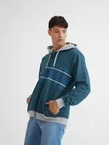 Canguro color crema con capucha gris, media cartera de botones y arte estampado en franja con motivos geométricos.