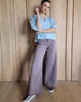 Pantalón de jean estilo wide leg con costuras verticales frontales, tiro alto y bolsillos laterales.