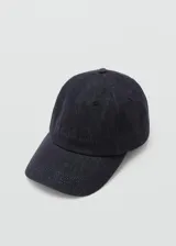 Gorra tipo baseball de tela denim azul oscuro, con visera curva y cierre posterior regulable con hebilla metálica.