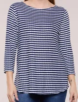 Blusa de tejido de punto acanalado con diseño de rayas horizontales en color azul marino y blanco. Presenta cuello bote, mangas tres cuartos y ruedo curvo.