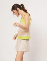 Top fucsia de lino con breteles anchos y diseño de franjas combinadas en rojo.