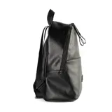 Mochila negra de símil cuero graneado, con acceso superior con cierre, bolsillo frontal con cierre, dos bolsillos internos abiertos y un bolsillo interno con cierre. Tiene correa regulable y herrajes plateados.