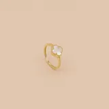 Anillo de oro 10k con dije en forma de trébol de cuatro hojas con incrustación de nácar.
