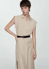 Vestido midi de diseño recto y cuello camisero, sin mangas con hombros estructurados. Confeccionado en una mezcla de lyocell y lino, presenta cierre frontal con botones y aberturas laterales en el bajo. Incluye un cinturón ajustable de efecto cuero.