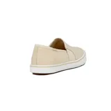 Zapatillas slip-on color beige de lona, con elástico en los laterales y suela blanca.