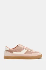 Zapatillas deportivas de estilo retro, confeccionadas en una combinación de gamuza en tonos rosados y detalles en cuero sintético blanco. Presentan cierre mediante cordones al tono y suela de goma plana en color caramelo.
