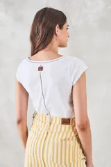 Remera de algodón peinado color camel, con ajuste al cuerpo, escote redondo con detalle calado y mangas cortas.