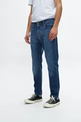 Jean de calce slim fit, color azul denim.