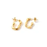 Aros tipo argolla gruesa con forma geométrica irregular, color dorado.